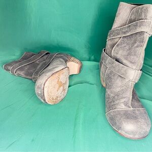 Gee’ WaWa Toni style buckle boot